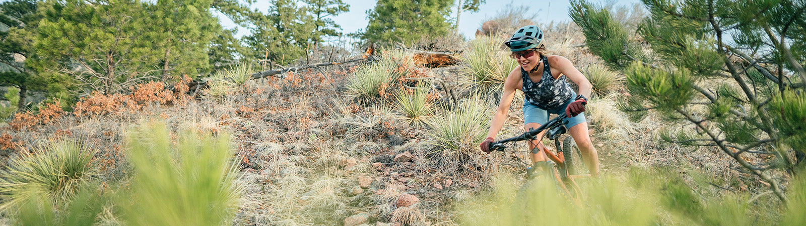 biker descending trail in colorado springs