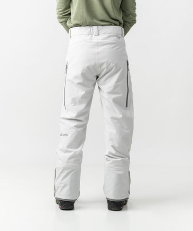 studio on-model image of strafe outerwear 2023 summit 2l insulated pant in frost grey color