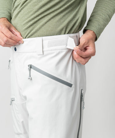 studio on-model image of strafe outerwear 2023 summit 2l insulated pant in frost grey color
