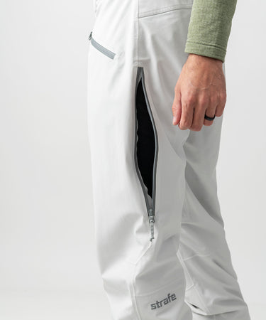 studio on-model image of strafe outerwear 2023 summit 2l insulated pant in frost grey color