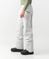 studio on-model image of strafe outerwear 2023 summit 2l insulated pant in frost grey color
