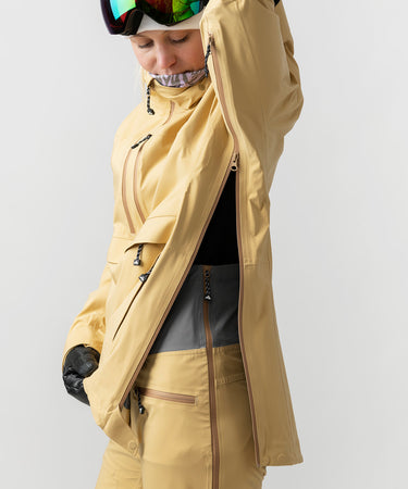 studio on-model image of strafe outerwear 2023 lynx 3l shell pullover in dune color
