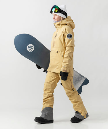 studio on-model image of strafe outerwear 2023 lynx 3l shell pullover in dune color
