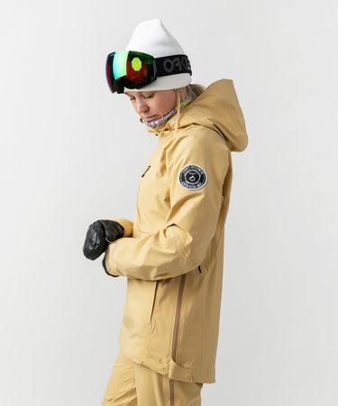 studio on-model image of strafe outerwear 2023 lynx 3l shell pullover in dune color
