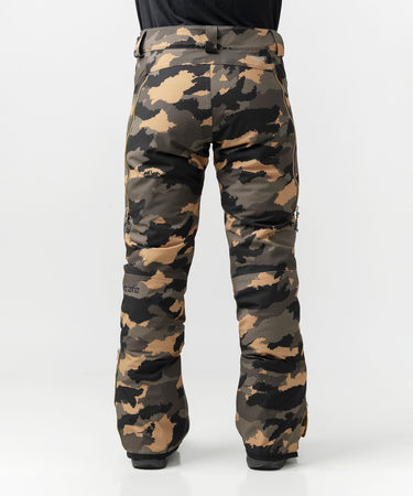 studio on-model image of strafe outerwear 2023 pika  2l insulated pant in dune camo color
