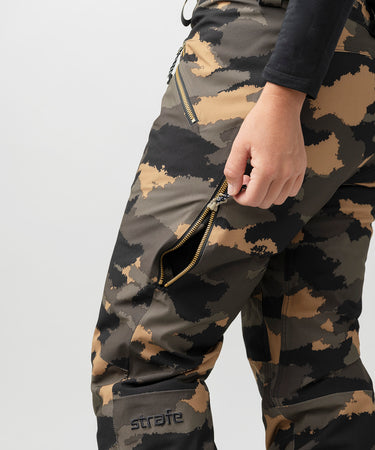studio on-model image of strafe outerwear 2023 pika  2l insulated pant in dune camo color