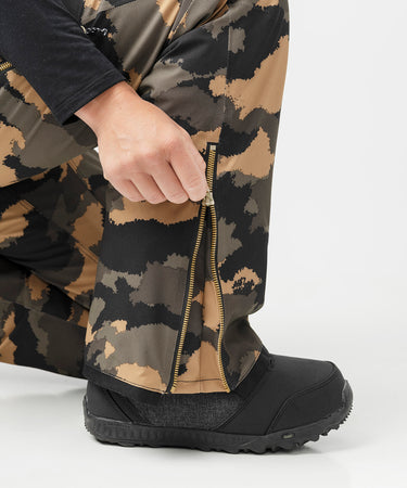 studio on-model image of strafe outerwear 2023 pika  2l insulated pant in dune camo color