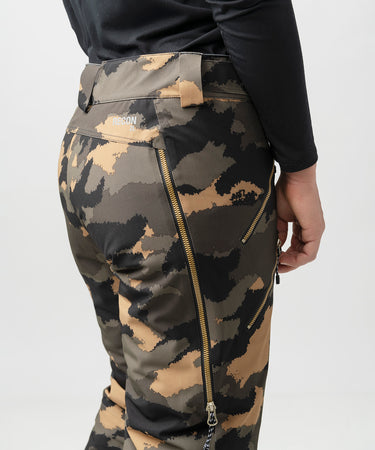studio on-model image of strafe outerwear 2023 pika  2l insulated pant in dune camo color