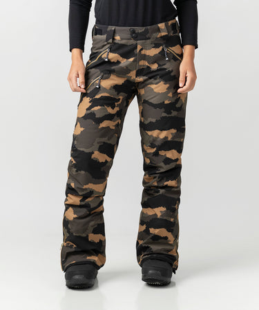 studio on-model image of strafe outerwear 2023 pika  2l insulated pant in dune camo color