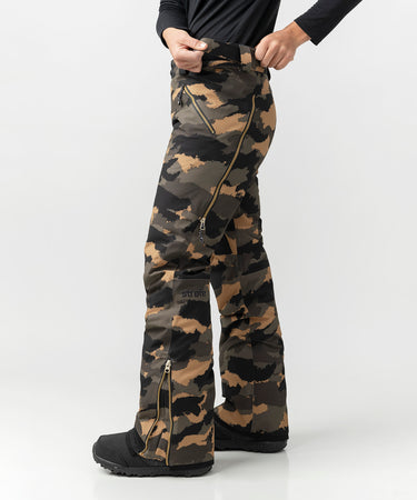 studio on-model image of strafe outerwear 2023 pika  2l insulated pant in dune camo color