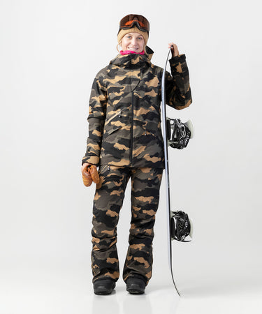studio on-model image of strafe outerwear 2023 pika  2l insulated pant in dune camo color